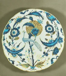 Iznik-schotel beschilderd met een pauw tussen bloemen, Turkije, ca. 1550-55