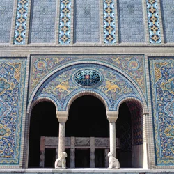 Een van de aivans met betegelde bekledingen, rooster en monolithische stenen kolommen