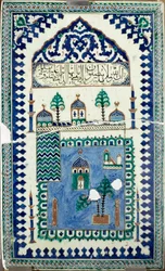 Oosterse kunst: keramische tegels versieren gebouwen met de halve maan, embleem van de islam