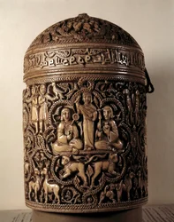 Pyxis (doos) van Al-Mughira (Al Mughira of Moughira) in ivoor uit Cordoba en bedoeld voor de Emir, 968. Parijs, Louvre Museum