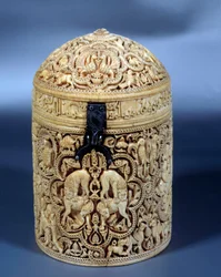 Pyxis (doos) van Al-Mughira in ivoor uit Cordoba, bedoeld voor de Emir, 968. Parijs, Louvre Museum