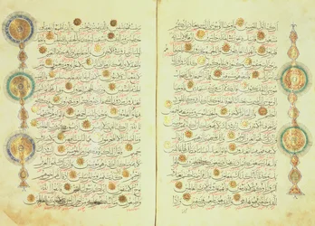 Seltsjoekse stijl Koran met verlichte zonnestraalmarkeringen en kleine bomen in de marge om te helpen tellen en de punten voor neerbuiging te markeren