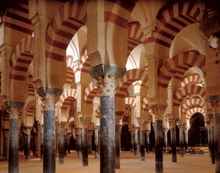 De bogen en portieken van de Moskee-Kathedraal van Córdoba, 784-786