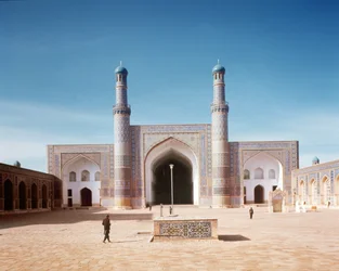 De binnenplaats van de Masjid-i Jami of Vrijdagmoskee, gesticht in 1200, herbouwd in 1498