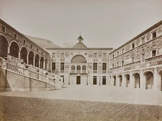 Album "Italie 1882, Napels, Pisa, Genua, Corniche": De binnenplaats van het Prinselijk Paleis van Monaco