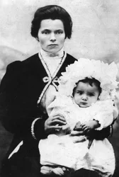 Benito Mussolini als kind met zijn moeder Rosa Maltoni - 1884 - Benito Mussolini (1883-1945) in de armen van zijn moeder Rosa Maltoni