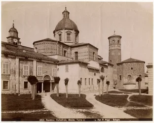 Kathedraal van de Opstanding van Onze Heer Jezus Christus, met doopkapel rechts, Ravenna, Emilia-Romagna, Italië, foto door Pietro Poppi, Bologna, ca 1900