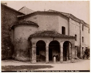 Kerk van St. Maria in Cosmedin of Doopkapel van de Arianen, Ravenna, Emilia-Romagna, Italië, foto door Pietro Poppi, ca 1900