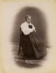 Oude vrouw zittend op een stoel, Parre, Lombardije, Italië, foto door Premiata Fotografia Taramelli, Bergamo