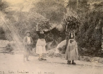 Boeren dragen bundels hout op hun hoofd, Paola, Calabrië, foto door Leopoldo Menarini, ca 1910