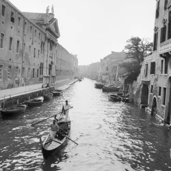 Gondeliers op een kanaal in Venetië