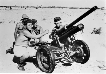 Italiaanse antitank in de Libische woestijn. 1941.