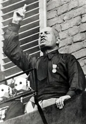 Mussolini in een zwart hemd
