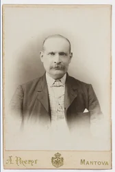 Foto op een ansichtkaart van de schilder Albano Lugli