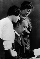 Portret van Italo Svevo, Italiaanse schrijver (1861-1928) met zijn vrouw en dochter.