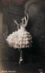 Portret van een ballerina, ansichtkaart; de steun bevat de aanduiding 