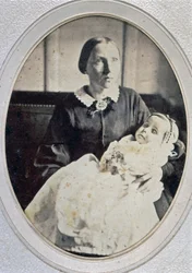 Postuum portret van een klein meisje dat door haar moeder wordt vastgehouden, ca. 1855