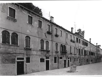 Rij huizen aan de Calle Riello, Venetië