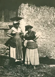 Twee boeren van het Romeinse platteland in traditionele kleding, Italië, ca 1910