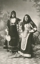 Twee vrouwen in traditionele kleding uit Belvi en Aritzo, Sardinië, Italië, ca 1910