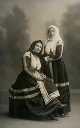 Twee vrouwen in klederdracht, Fonni, Sardinië, Italië, ca 1915