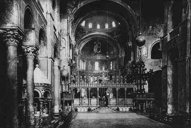 Venetië, Kerk van San Marco, Interieur (zw/w foto)
