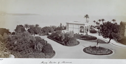 Uitzicht op een van de tuinen van Montecarlo, in het Vorstendom Monaco. In het midden van de tuin, met uitzicht op zee, een prieel
