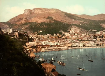Uitzicht op de stad Monaco, tegenover de gelijknamige baai, in het Prinsdom Monaco, in Frankrijk