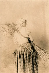 Jonge boerin in traditionele kleding, Lucera, Apulië, Italië, foto door R Manfredonia, Lucera, ca 1900