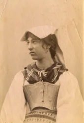Jonge vrouw met traditionele jurk en hoofddeksel, Romeins platteland, Lazio, Italië, ca 1905