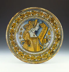 Een Deruta blauw en goud gelustreerd portretschotel met een jonge vrouw in profiel en inscriptie Madalena B, c.1525