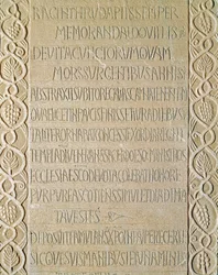 Archeologie van de Middeleeuwen. Barbaarse kunst van Lombardije: grafsteen van koningin Ragnetrude, daterend uit 740-750. Lombardische kunst. Pavia, Civiek Museum, Archeologische Sectie