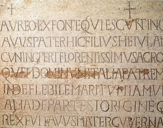 Archeologie van de Middeleeuwen. Barbarenkunst van Lombardije: grafsteen van de Lombardische koning Cunipert, bekend als de Vrome (Cuniperto, 678-700). Lombardische kunst. Pavia, Civiek Museum, Archeologische Sectie