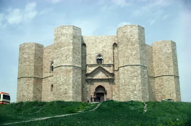 Castel del Monte, gebouwd tijdens het bewind van keizer Frederik II (1194-1250) ca. 1240-50