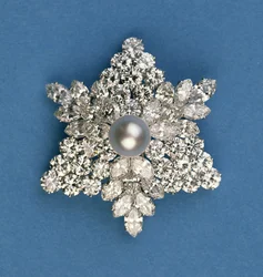 Ronde en markiesvormige diamanten sneeuwvlokbroche door Bulgari
