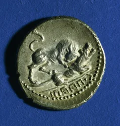 Munt van de Italische Stammen met een stier die de Romeinse wolvin aanvalt, 89-90 v.Chr.