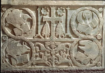 Detail van stucwerk met symbolen van de vier evangelisten (tetramorf): de engel voor de heilige Matteüs, de leeuw voor de heilige Marcus, de stier voor de heilige Lucas en de adelaar voor de heilige Johannes. 730-740, Cividale, doopkapel van San Callisto