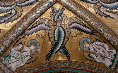 Detail van een engel uit het gewelf van de apsis