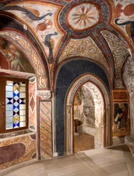 Interieur van de kapel van Sint Gregorius versierd met fresco