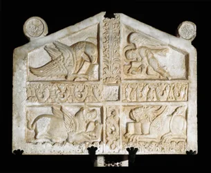 Marmeren sculptuur met symbolen van evangelisten (tetramorf). Anonieme Lombardische beeldhouwer uit de 9e eeuw