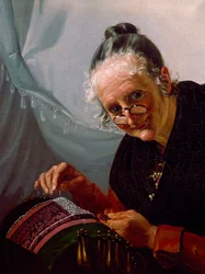 Portret van een oude vrouw die glimlacht met een paar lorgnons voor haar werk