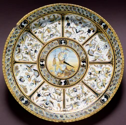 Voorstelling van de Romeinse held Scaevola (Muzio Scevola). Keramische schotel vervaardigd in Urbino, Italië. Rond 1590. Museo Nazionale del Bargello, Florence