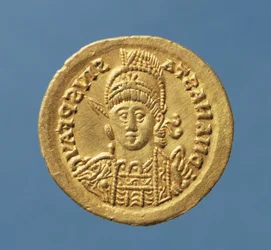 Solidus (voorzijde), geslagen door Theoderik I (471 n.Chr.-526 n.Chr.), Ostrogotische koning van Italië, naar een solidus van Anastasius, Byzantijns keizer (491 n.Chr.-518 n.Chr.). Opschrift: DN ANASTASIVS P F AVG