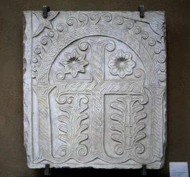 Stele met kruis en bloemversiering
