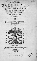 Titelpagina van Claudi Galeni Aliquot opuscula nunc primum Venetorum opera inventa et excusa, een verzameling werken van Claudius Galenus, gepubliceerd in 1550 (prent)