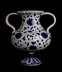 Tweehandige polychrome lustervaas met blauwe en witte decoratie, Italiaans, gemaakt in Deruta, begin 16e eeuw