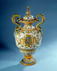 Vaas met gedraaide handvatten in majolica (maiolica) gemaakt in de faiencefabrieken van Patanazzi in Italië