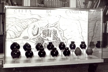 Venetiaanse bommen en een kaart van de stad Kreta