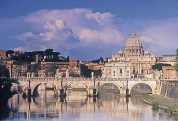 Zicht op de Sant Angelo-brug en St. Pieter over de rivier de Tiber