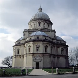 Uitzicht op Santa Maria della Consolazione, ontworpen door Cola da Caprarola en voltooid door Ambrosio Barocci en Francesco da Vita, gebouwd 1508-24